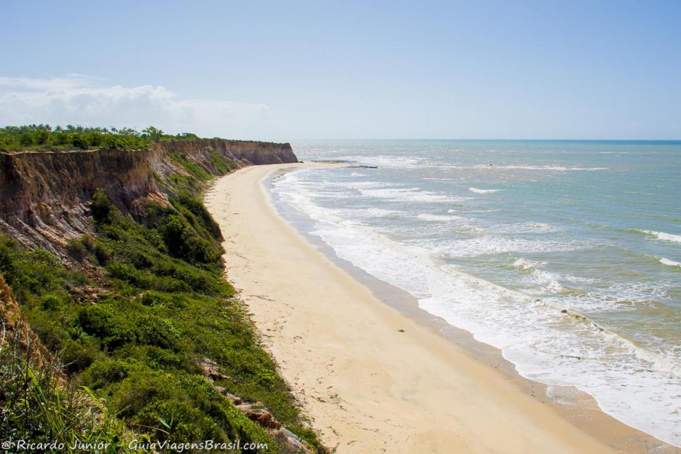 Imagem das águas calmas da Praia do Farol em Prado.